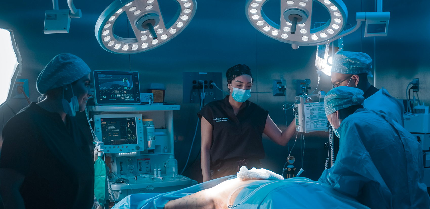 Dra. Laura and team performing surgery