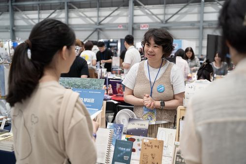 북페어에서 독자와 이야기하는 나나용