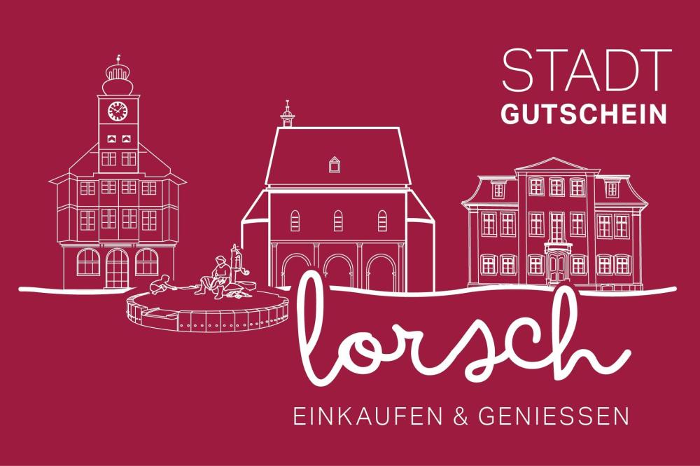 Linienzeichnung von drei historischen Gebäuden und einem Brunnen mit spielenden Kindern auf rotem Hintergrund, dazu der Text Stadtgutschein Lorsch Einkaufen & Genießen.