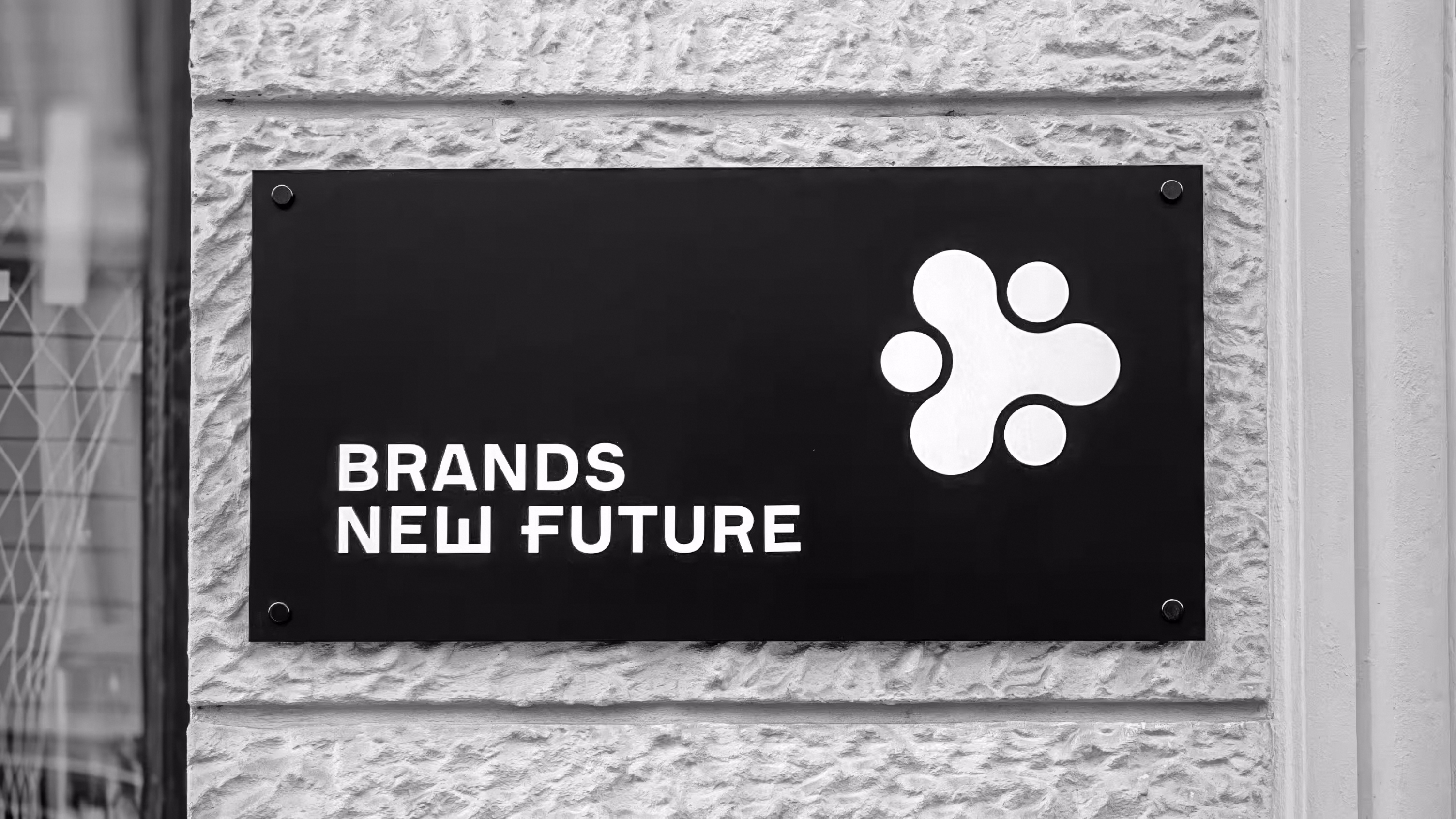 Firmenschild von Brands New Future an einer Münchner Fassade mit klarer Typografie und reduzierter, professioneller Markenpräsenz.
