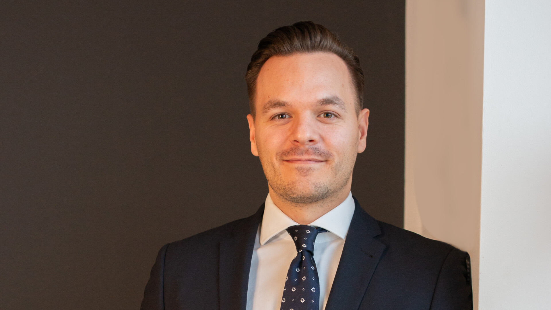 Profilbild von Rechtsanwalt Sebastian Mahmudy, Gründungspartner der Kanzlei ambitio Rechtsanwälte mit Sitz in Hamburg-Bahrenfeld