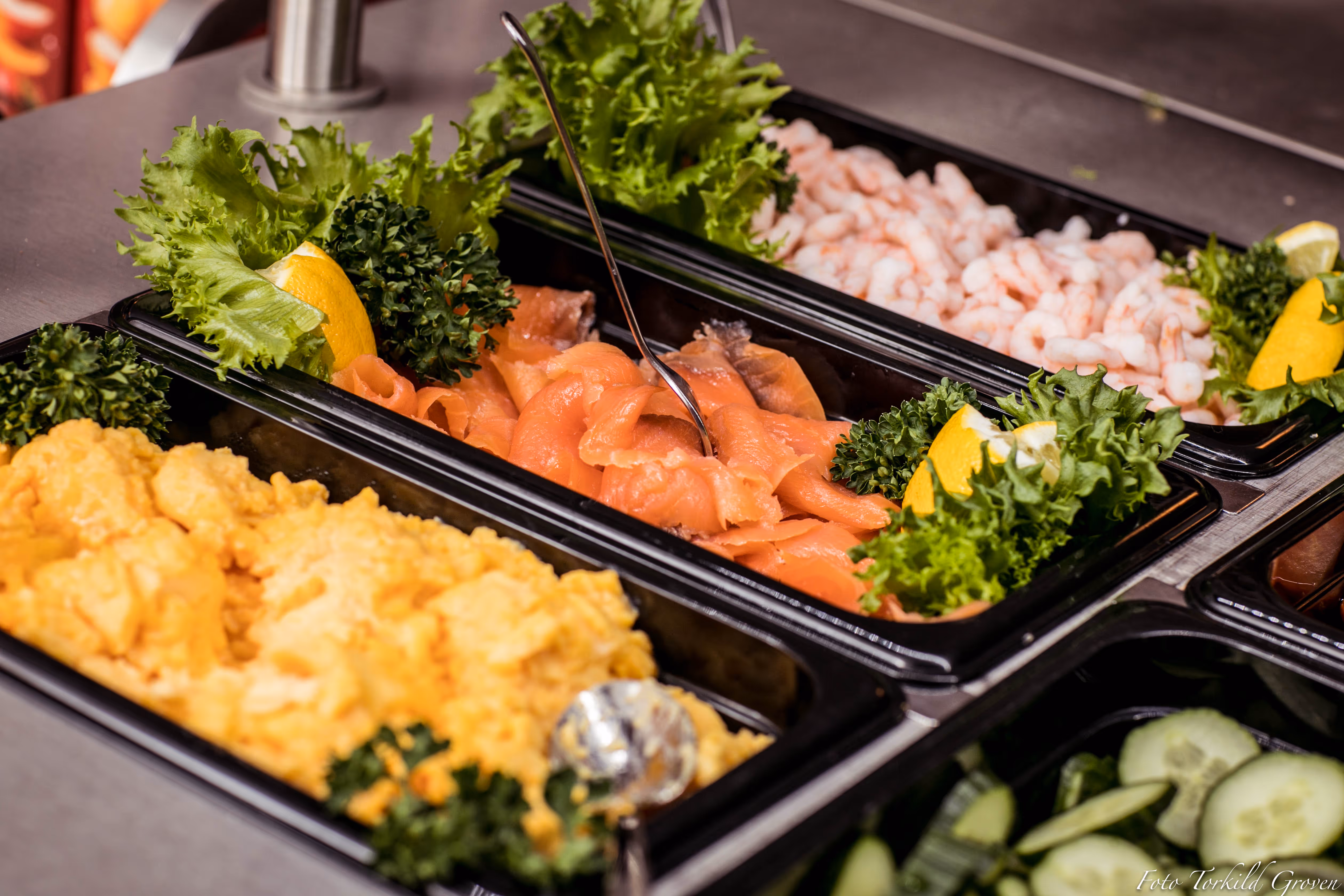 Frokostbuffet på Karmøy Folkehøgskole med røkelaks, eggerøre, reker og sitron – inspirert av Global Kitchen-linja