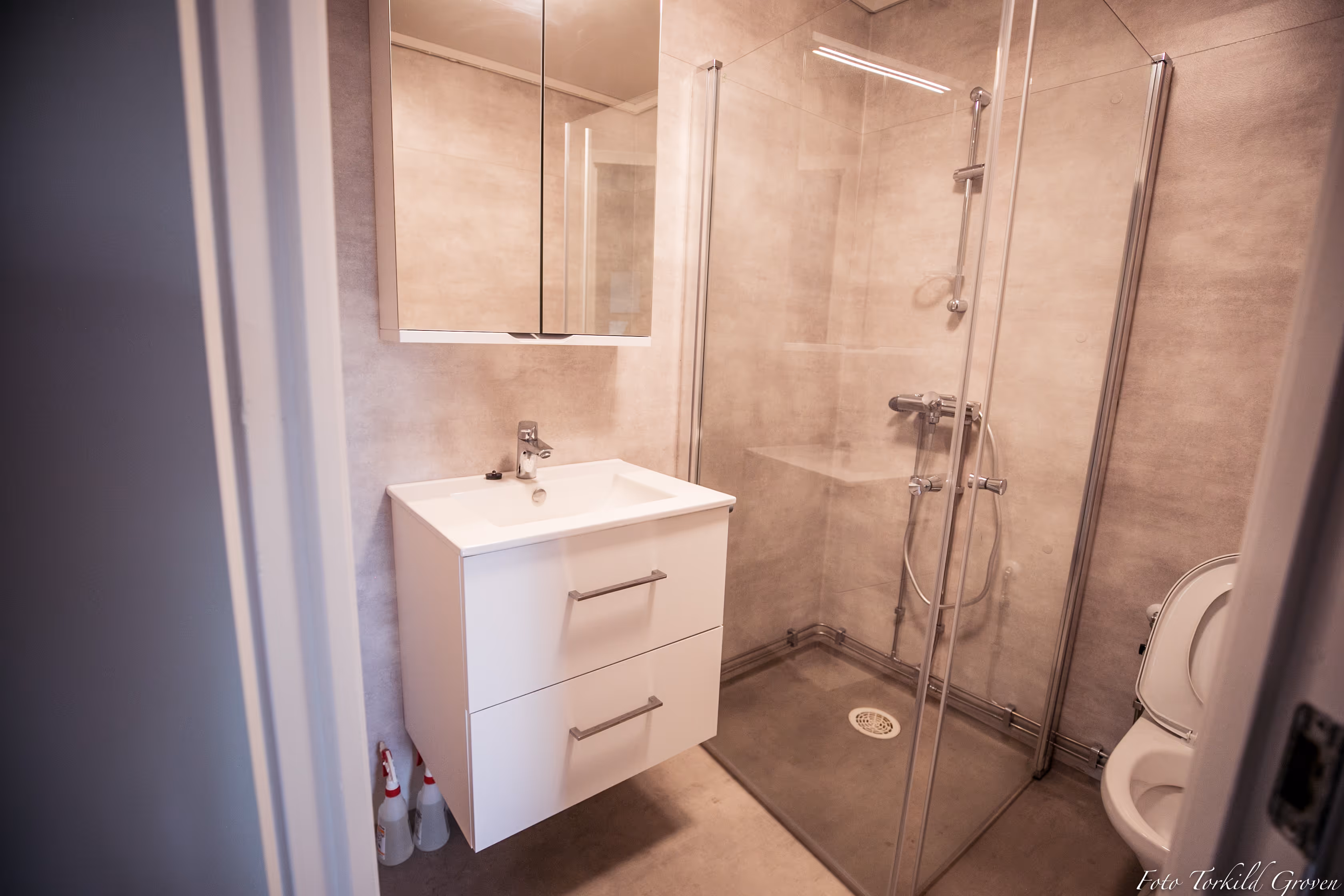 Moderne bad på internatet ved Karmøy Folkehøgskole med dusj, vask og speilskap