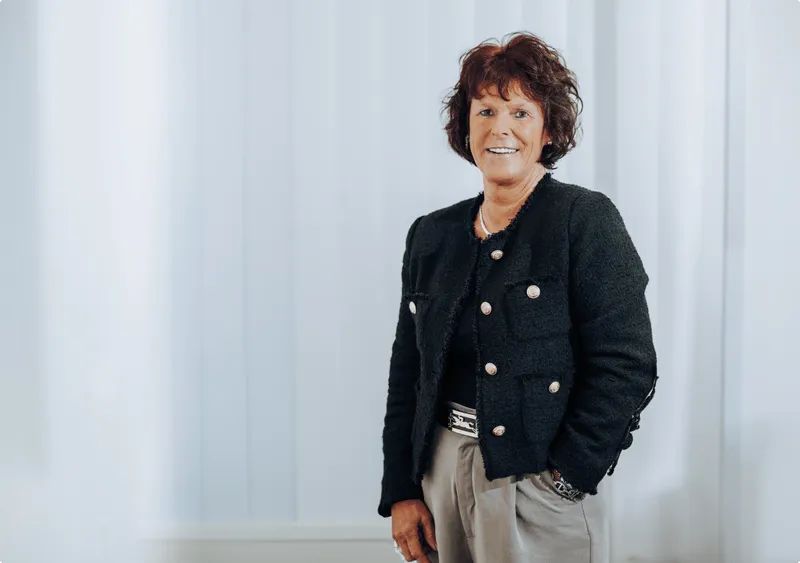 A woman in business suit is standing 