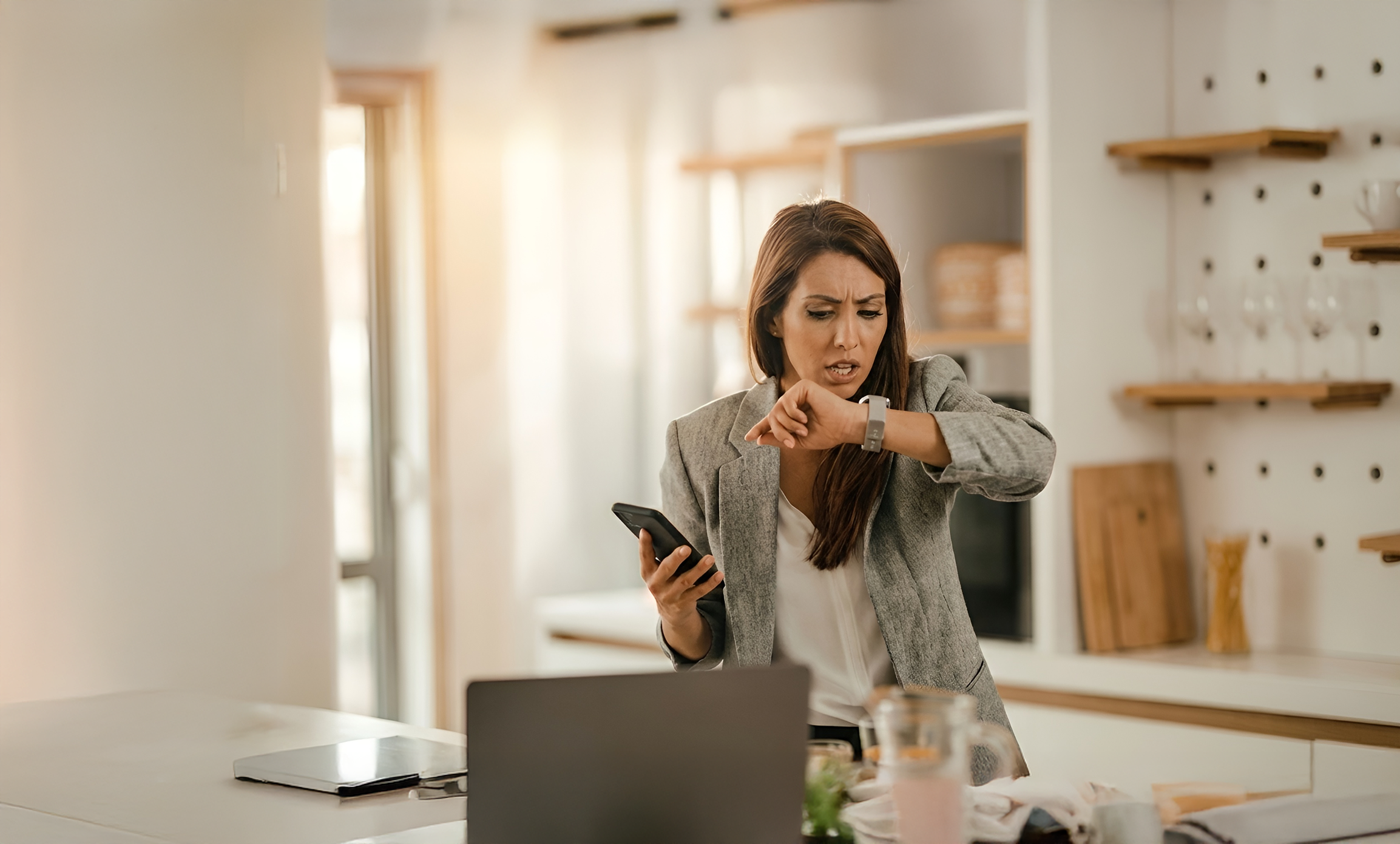 Creá recordatorios o alarmas con tu voz. Tu pulsera vibra cuando llegue el momento.