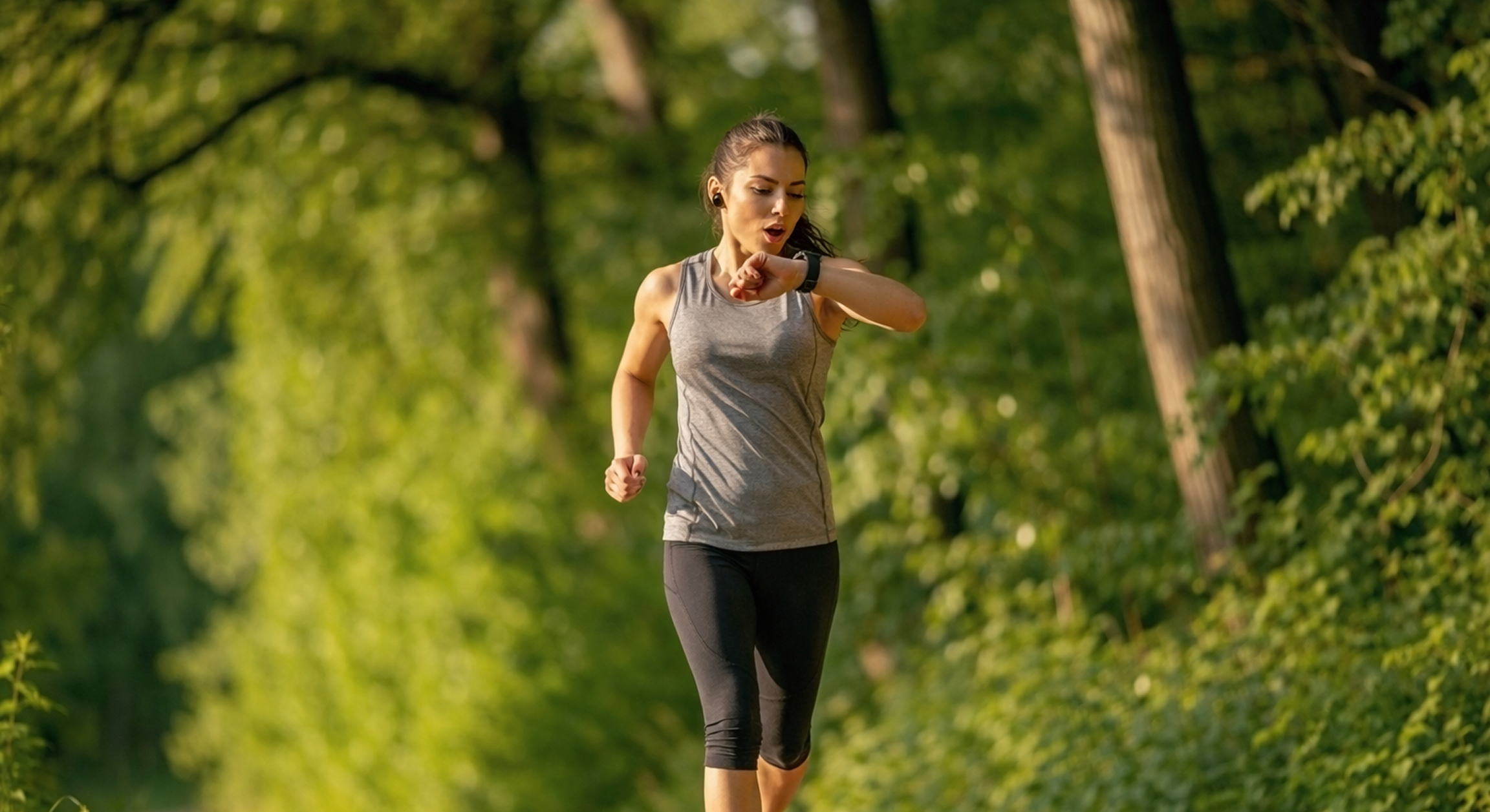 Reproduce cualquier canción, artista o playlist usando solo tu voz. Sin tocar el teléfono.