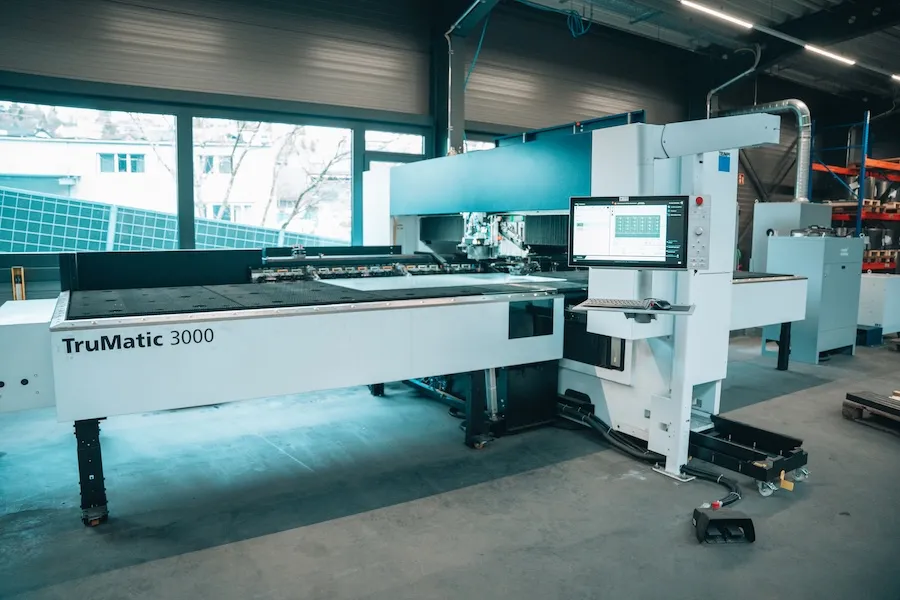 Industrielle TruMatic 3000 Maschine in einer Produktionshalle mit Computersteuerung.