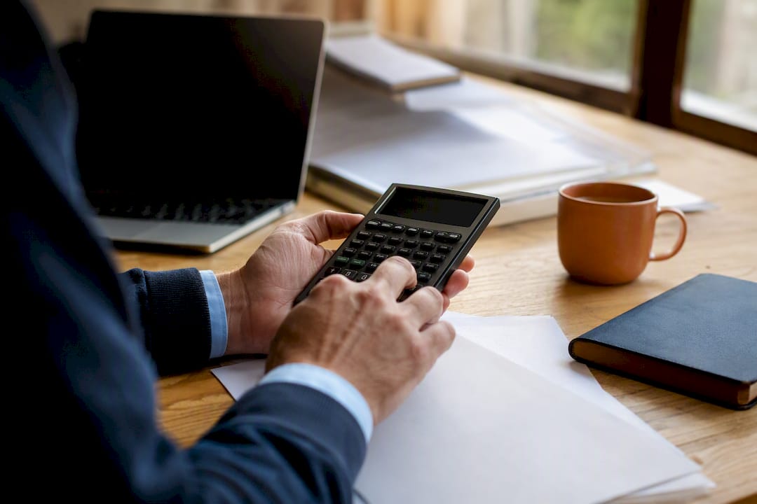 Investisseur calculant des obligations indexées sur l'inflation