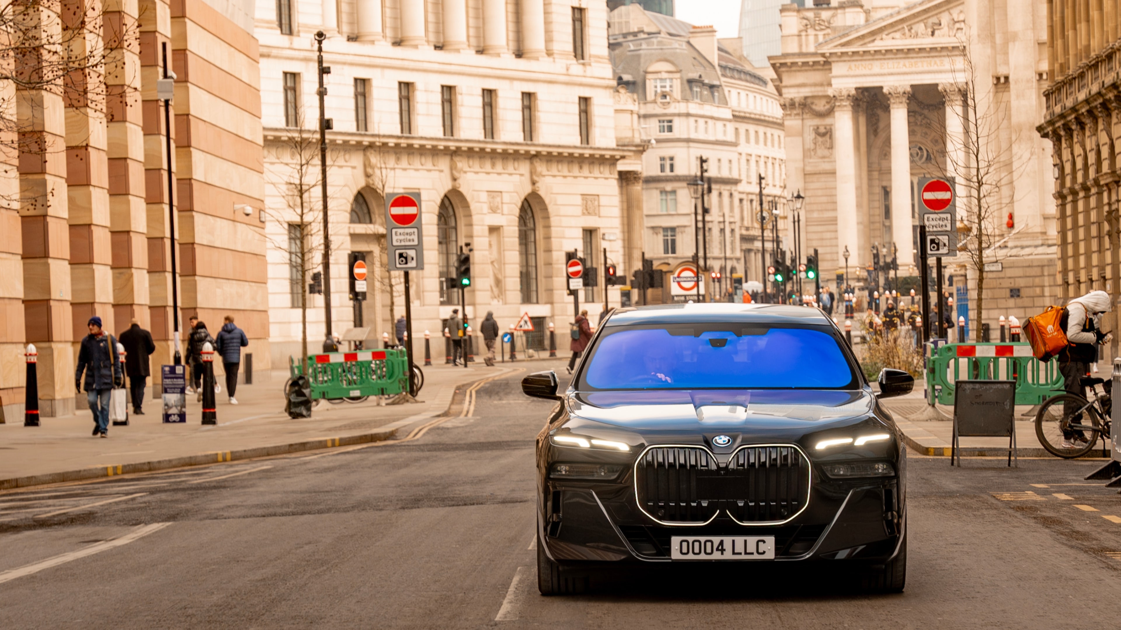 BMW 7 Series Chauffeur Interior - Executive Seating, Ambient Lighting & Luxury Features