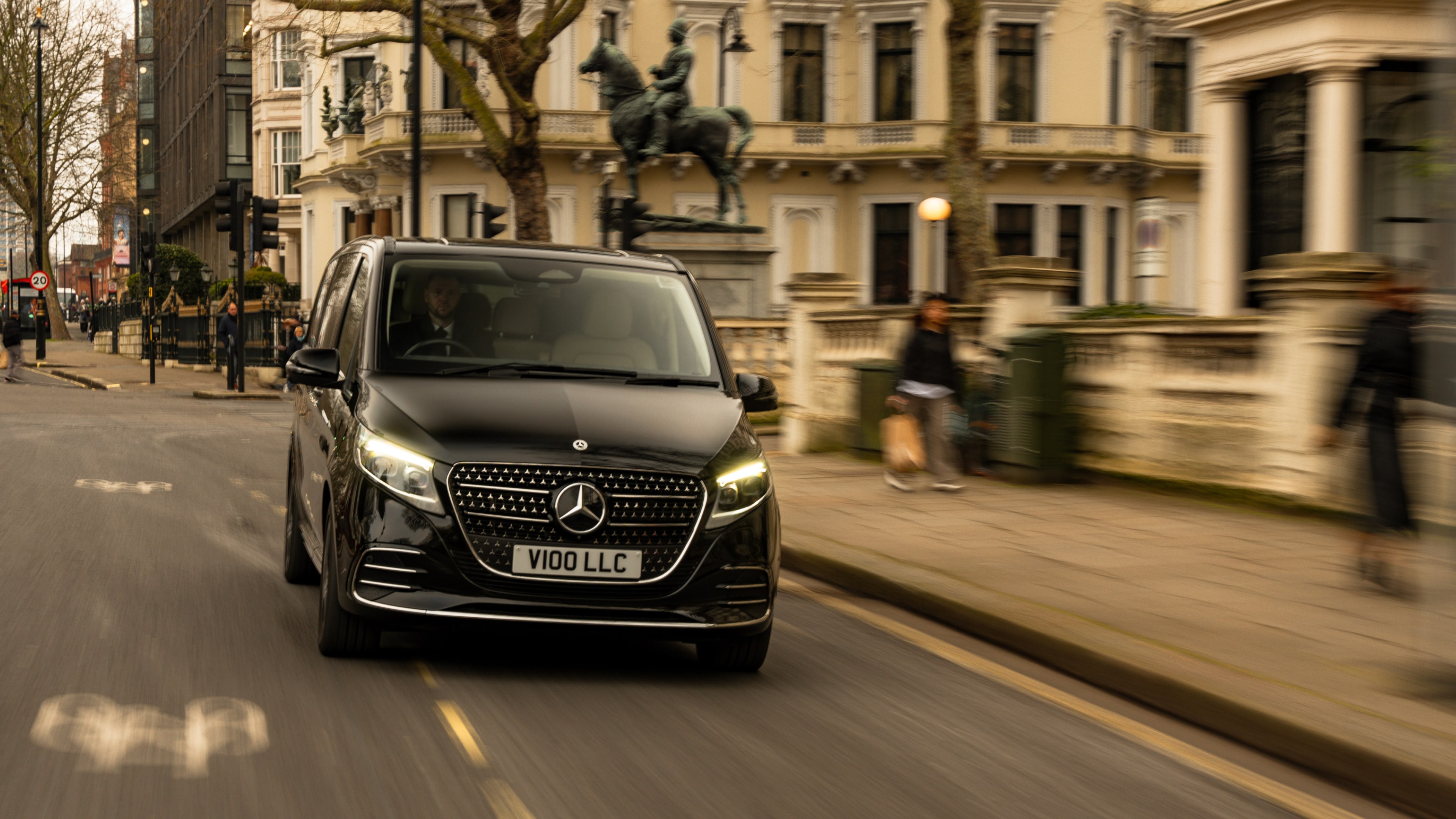 Private Mercedes V Class Chauffeur Hire for High-End Shopping in London