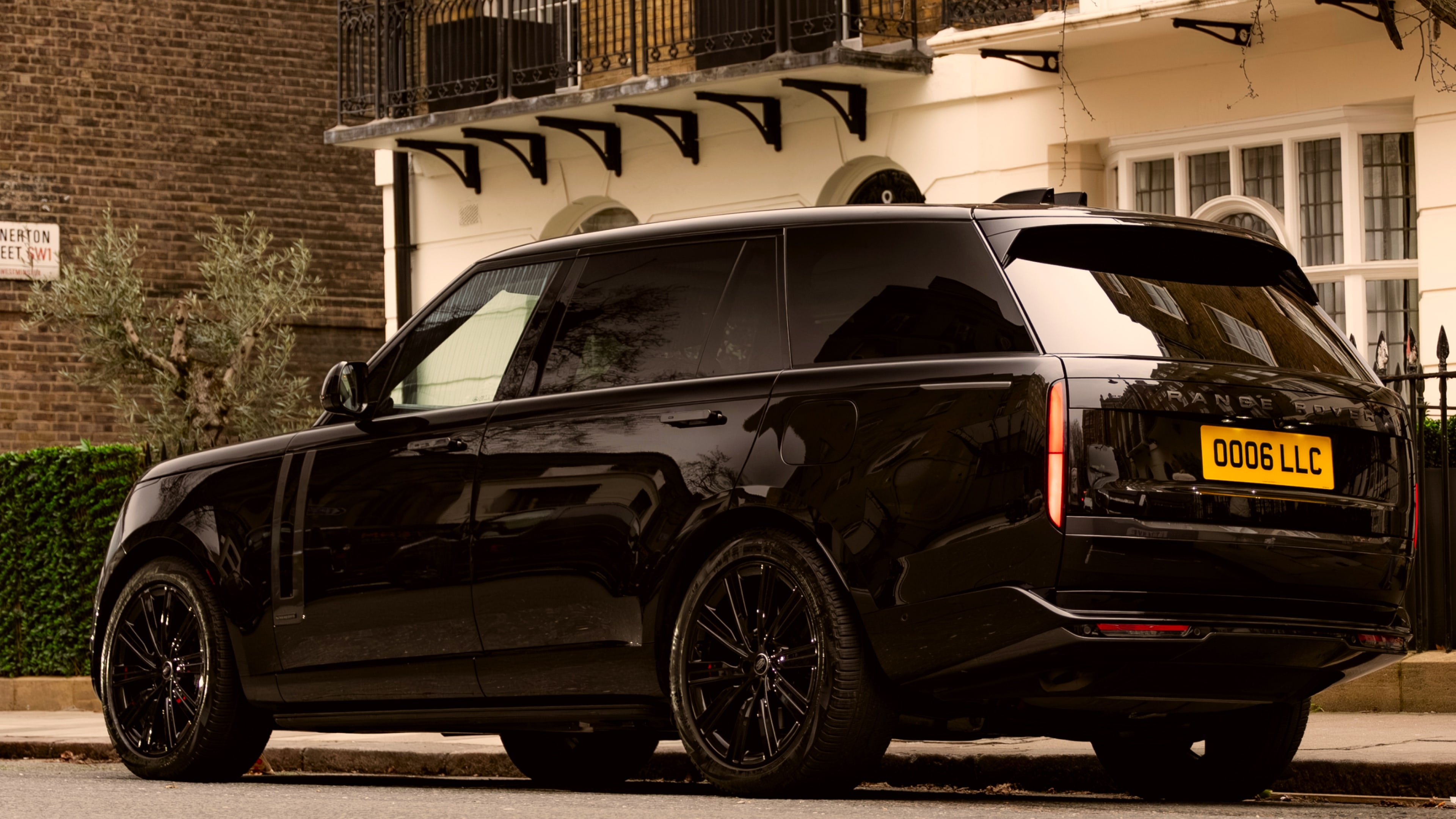 Luxury Chauffeur Service in a Range Rover Autobiography for Nights Out & Parties