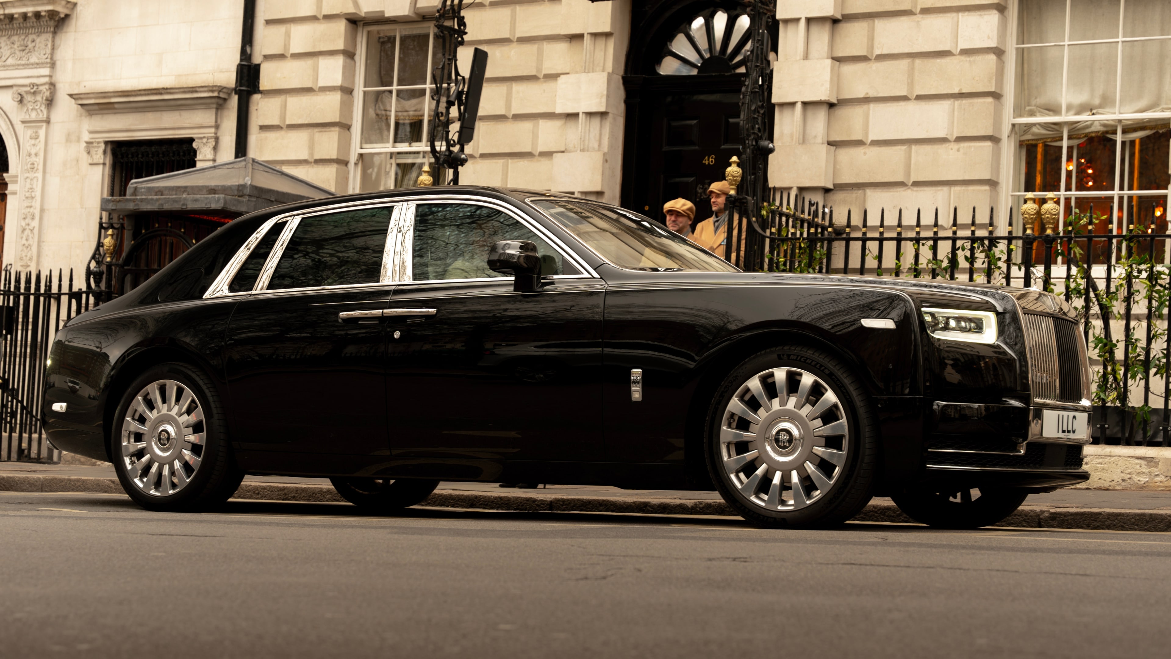 Private Rolls-Royce Phantom Chauffeur for High-End Shopping in London