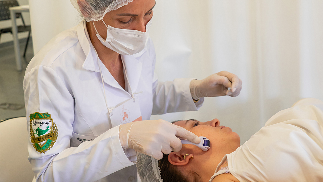 Esteja preparado para qualquer intercorrência na Biomedicina Estética. Descubra como montar seu carrinho de emergência e por que essa preparação transmite mais confiança e credibilidade aos seus pacientes.