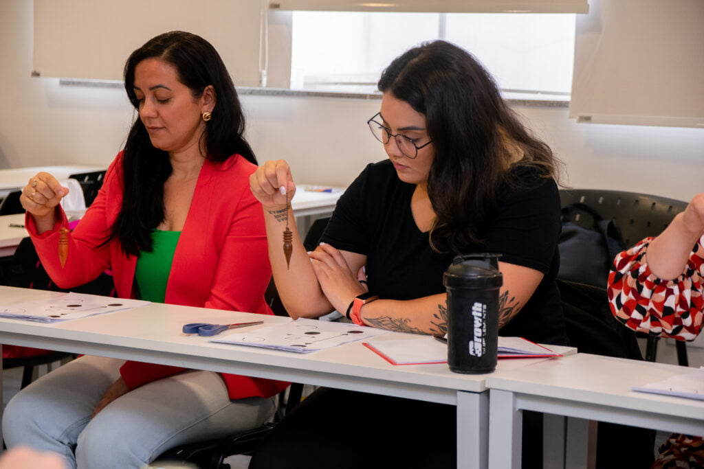 Com a regulamentação das PICS, os profissionais da biomedicina ganham mais autonomia, respaldo e orientações sobre formação e atuação na área.