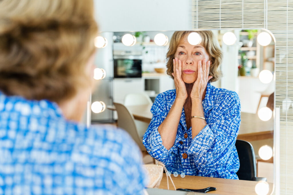 Esse período de transformações significativas no corpo da mulher exige cuidados individualizados para promover o bem-estar físico e emocional. As soluções estéticas na menopausa assumem um papel crucial nesse processo, oferecendo diversas opções para amenizar os efeitos da queda hormonal e recuperar a vitalidade da pele e dos cabelos.