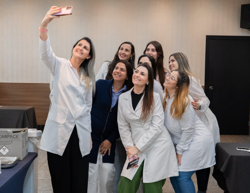 A recente suspensão da Resolução CFBio 582/2020 impede biólogos de atuarem na estética. Entenda a importância da união entre profissionais da saúde e a luta pela valorização da biologia estética.