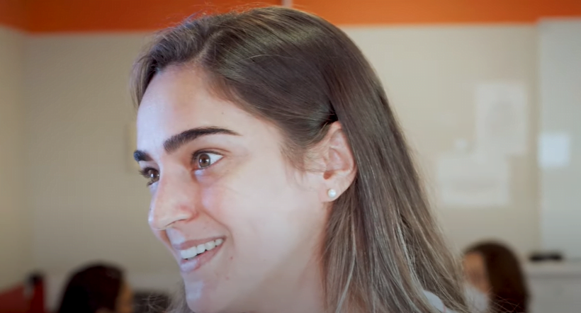 Dra. Renata escolheu ser biomédica Esteta após sofrer um acidente que a impossibilita de trabalhar em pé. Além disso, foi atraída pela flexibilidade da área.