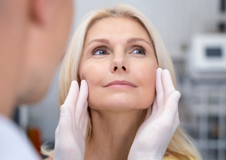 Entenda como a análise facial individualizada orienta decisões clínicas e favorece equilíbrio, segurança e previsibilidade nos atendimentos estéticos.