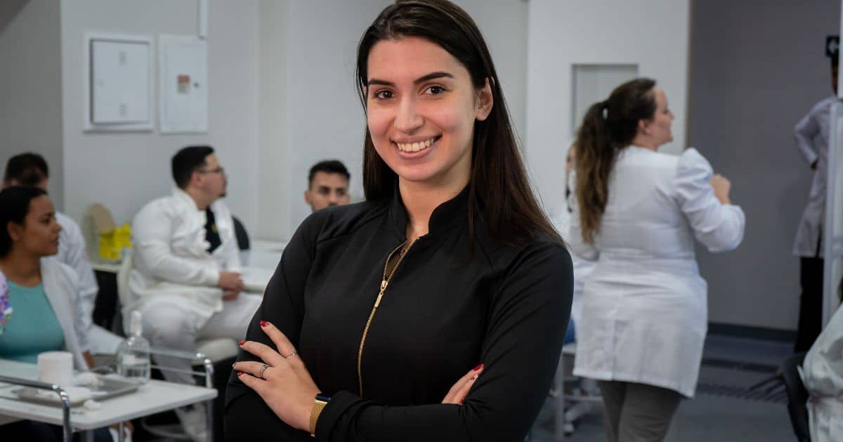 Simone Rodrigues, uma biomédica com quase 30 anos de experiência em atendimento médico intensivo, decide mudar sua carreira após passar 14 dias trabalhando embarcada e sentindo-se desgastada pela rotina. Ela encontra um novo propósito em estética e planeja deixar a vida marítima para trás, buscar mais tempo para si e sua família.