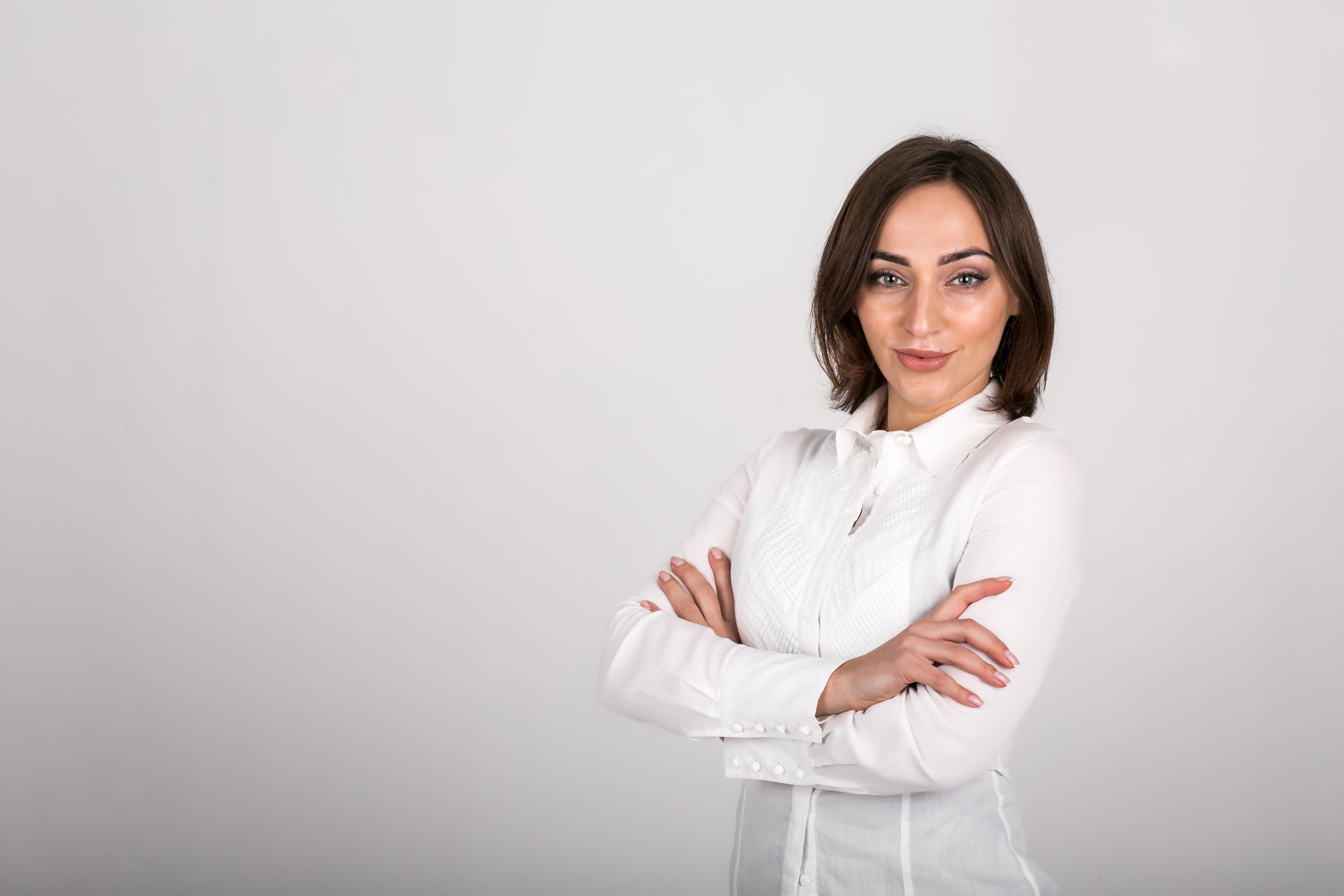 Para se destacar na biomedicina estética injetável, o biomédico precisa adotar uma postura segura, ética e comprometida com o paciente, manter-se atualizado por meio de especializações e estudos clínicos, e desenvolver visão empreendedora para crescer. Além disso, é necessário priorizar a responsabilidade com o bem-estar do paciente, cuidar da imagem profissional e agir com raciocínio clínico sólido na tomada de decisões clínicas.