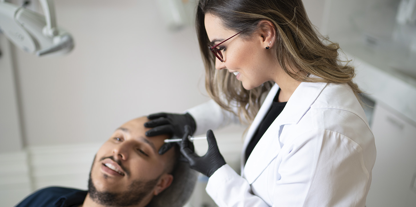 Muitos biomédicos estetas enfrentam obstáculos para crescer no setor, não apenas por falta de habilidades técnicas, mas também por escolhas estratégicas erradas. Os 5 principais erros que impeditivo o crescimento são: falta de posicionamento claro, negligenciar o marketing digital, medo de cobrar o valor justo, querer fazer tudo sozinho e não investir na jornada do paciente.