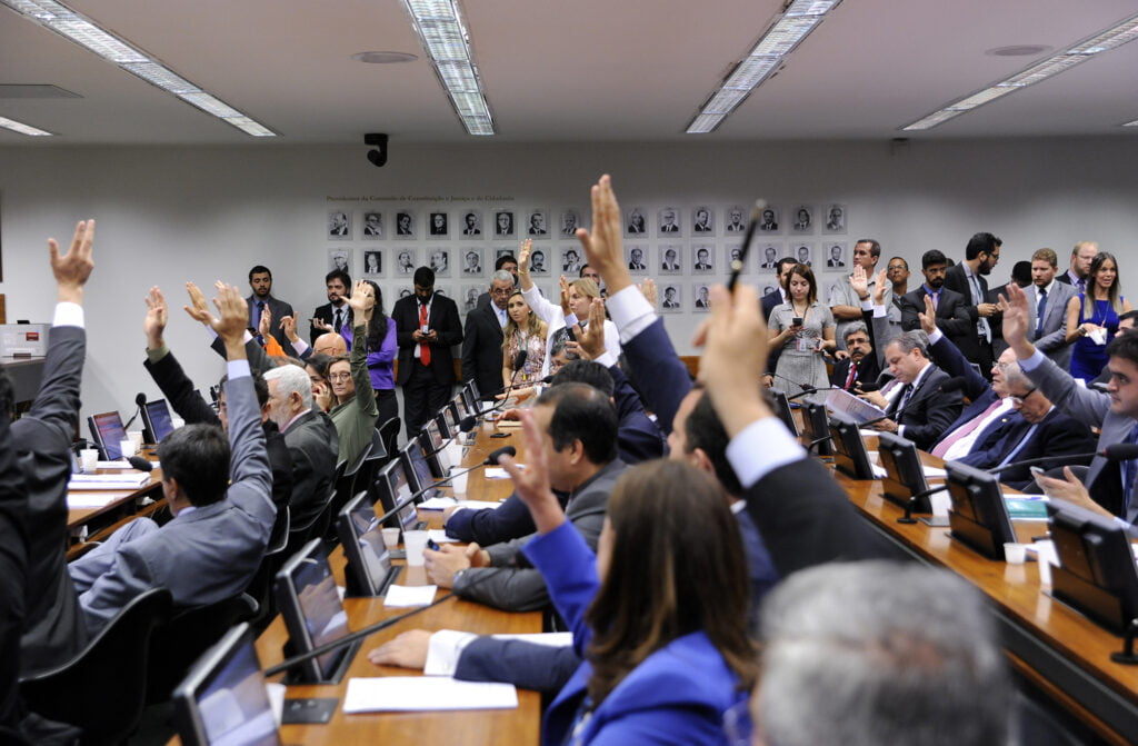 A Comissão de Constituição e Justiça da Câmara aprovou a regulamentação da prática de acupuntura, definindo o exercício profissional como conjunto de técnicas que estimulam pontos específicos do corpo humano. A aprovação segue para análise no Senado federal, caso não haja recurso para análise no Plenário da Câmara.