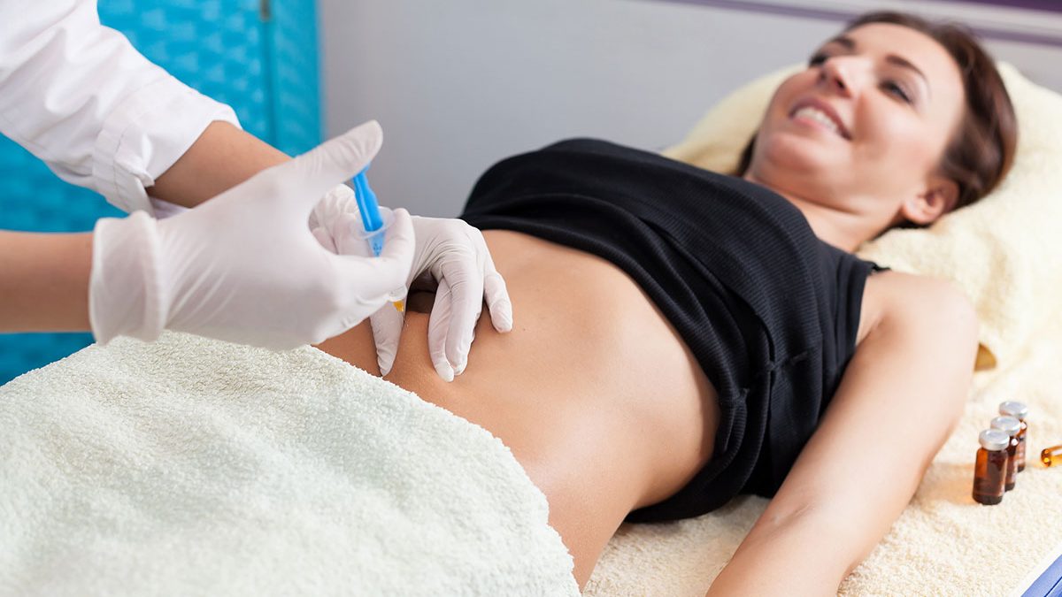 A intradermoterapia, também conhecida como mesoterapia, é um procedimento minimamente invasivo e lucrativo na biomedicina estética que une acessibilidade e potencial de rentabilidade. Com investimento inicial baixo e estrutura simplificada, a intradermoterapia pode ser indicada para múltiplas finalidades, como gordura localizada, celulite e rejuvenescimento facial, e garante um retorno financeiro rápido e recorrente.