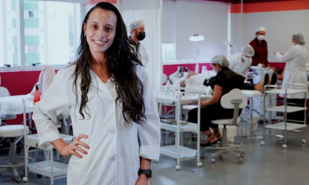 Dra. Nathany Kelly de Oliveira, uma biomédica que trabalhou em hospitais, decidiu mudar sua carreira após descobrir a biomedicina estética, que lhe oferecia flexibilidade de horário e autonomia profissional. Ela passou por um processo de auto-reflexão e descobriu seu propósito de vida ao estudar e trabalhar na estética.