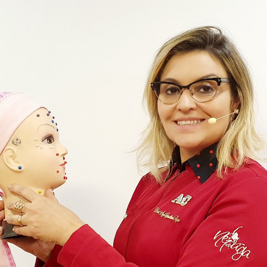 O curso avançado de toxina botulínica e preenchedores, ministrado pela Dra. Ana Carolina Puga no Rio de Janeiro, proporcionou a profissionais da saúde uma oportunidade de aprender técnicas seguras e eficazes para estética facial, utilizando a boneca Nepughety como modelo. O curso abordou dicas importantes sobre como iniciar com as técnicas, selecionar pacientes, avaliar áreas e preparar substâncias.