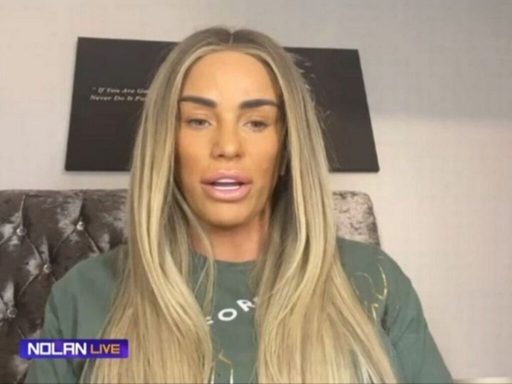 Katie Price, atriz e modelo britânica conhecida por suas várias cirurgias plásticas, passou por um novo procedimento estético que a fez ficar irreconhecível para sua filha Bunny e outras crianças, que se sentiram assustadas ao vê-la. Segundo fontes próximas, as crianças mal a reconheceram e estão chocadas com sua nova aparência, enquanto Katie está tentando reverter a situação causada na família.