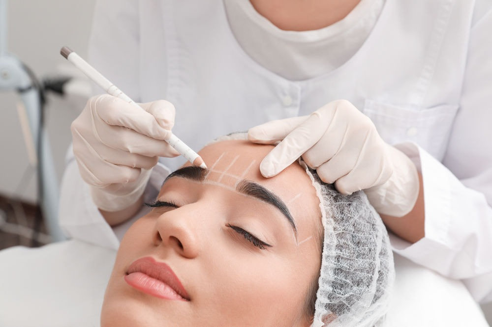 O mito da harmonização facial é que ela padroniza todos os rostos, é apenas um procedimento, torna o rosto artificial e sem expressão, é definitiva e é procurada apenas por pessoas mais velhas. No entanto, a realidade é que a harmonização é um conjunto de recursos personalizados que respeita a anatomia e os traços individuais, valorizando a beleza natural.