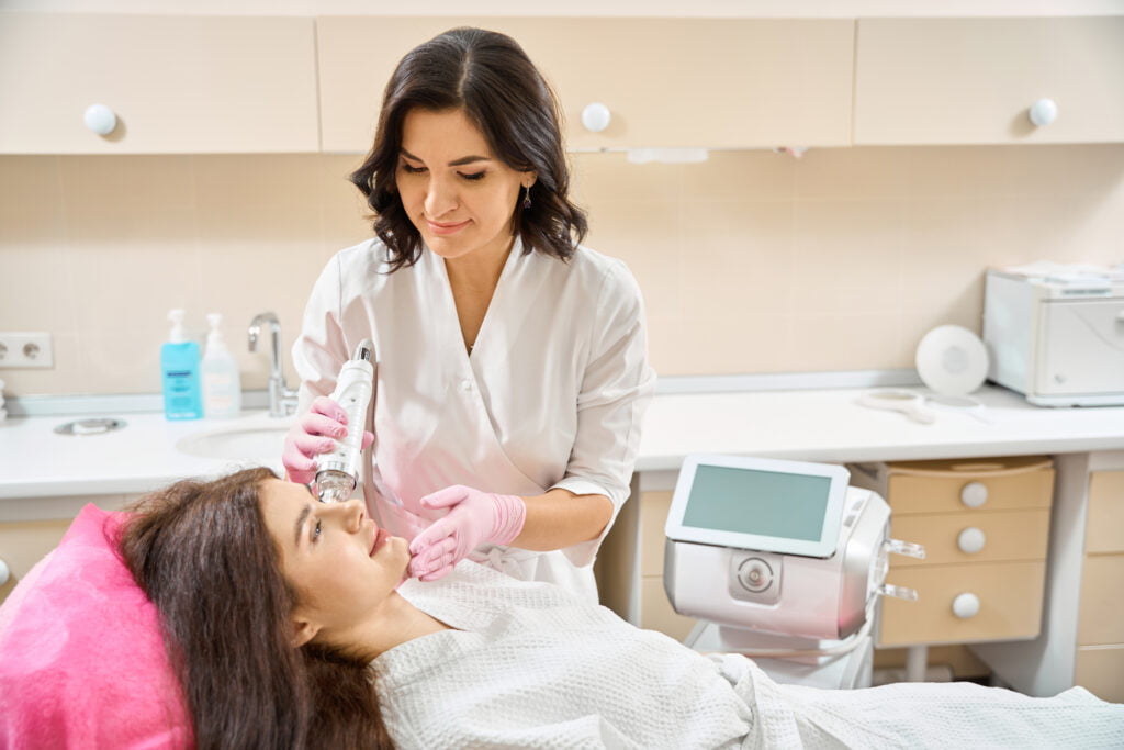 O tratamento Morpheus é uma tecnologia que combina microagulhamento e radiofrequência bipolar para rejuvenescer a pele, reduzir rugas e flacidez, melhorar a textura da pele e queimar gordura localizada. Com resultados rápidos e duradouros, alta demanda e rentabilidade, é um procedimento altamente lucrativo para profissionais da saúde.