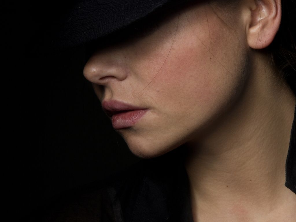 Elimine manchas, rugas e olheiras com tratamentos faciais durante a temporada de frio. Os cinco melhores tratamentos estéticos mencionados são peeling, microagulhamento, laser, radiofrequência e toxina botulínica, que podem ser combinados para atender às necessidades individuais da pele.