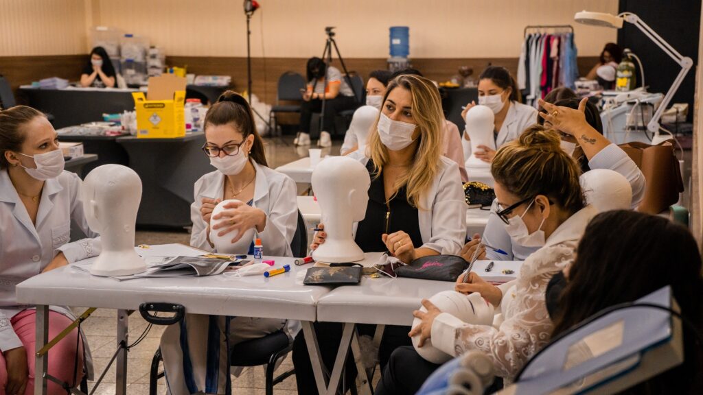 A formação para se tornar especialista em estética requer aulas práticas supervisionadas, garantindo segurança para os profissionais e pacientes. A habilitação em biomedicina estética exige, pelo menos, 100 horas de aulas práticas supervisionadas após a pós-graduação lato sensu em estética.