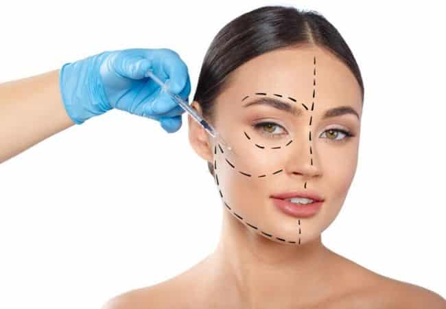 A toxina botulínica, popularmente conhecida como botox, não "congela" o rosto, mas sim age de forma segura e natural na Biomedicina Estética. Ela bloqueia temporariamente a liberação de neurotransmissores que causam movimentação excessiva, reduzindo as rugas dinâmicas e mantendo a expressividade do rosto. A aplicação adequada da toxina permite modular movimentos, não paralisar o rosto.
