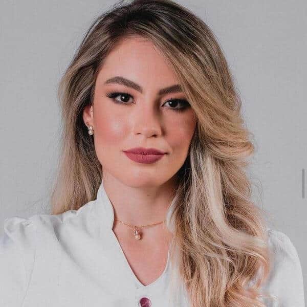 A biomédica esteta Dra. Françoise Soares mudou sua vida ao especializar-se em biomedicina estética apesar da incerteza sobre a revogação da resolução Cofen 529/16, e agora é dona do seu próprio consultório em Angra dos Reis - RJ. Ela não se deixou abalar pela situação e concluiu sua pós-graduação, tornando-se uma das primeiras profissionais estéticas em seu município.