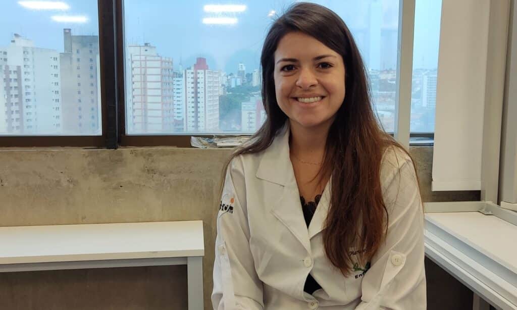 Dra. Mariane Caldeira Xavier descobriu sua paixão pela biomedicina estética após abandonar carreiras hospitalares que a faziam sentir pressionada e cansada. Ela realizou Pós-Graduação em biomedicina estética e agora atua na área, aproveitando sua liberdade de horários e encontrando satisfação no trabalho.