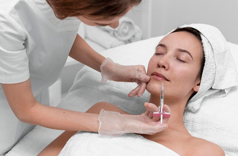 A Dra. Tatiane Cristina Mota, biomédica que trabalhava a noite por 20 anos, sentiu a necessidade de mudança de vida e escolheu especializar-se em biomedicina estética para potencializar essa mudança, alcançar resultados grandes e ter uma nova rotina que permita cuidar mais de si mesma, da família e do negócio.