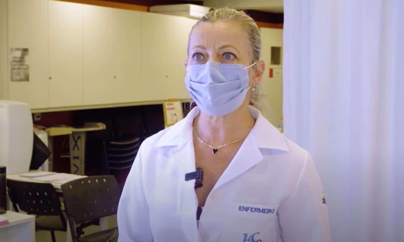 Dra. Rejane Favarin, uma biomédica Esteta com 25 anos de carreira, mudou sua vida ao trocar a Polícia Militar por seringas e plantões hospitalares. Agora, perto da aposentadoria, ela deseja elevar seu nome na biomedicina estética e promover a Ozonioterapia, técnica que ajudou a melhora de sua fibromialgia e que pretende utilizar para benefício dos pacientes oncológicos.