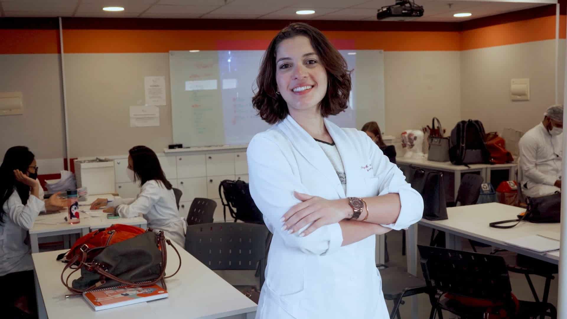 Dra. Mayara Mota de Lima, uma biomédica esteta com formação em biomedicina, decidiu mudar sua carreira para a área estética após descobrir que o mercado de trabalho na biomedicina era desvalorizado e sem visibilidade. Ela agora trabalha como consultora de estética no Leblon, Rio de Janeiro, e sonha em abrir sua própria clínica de estética.