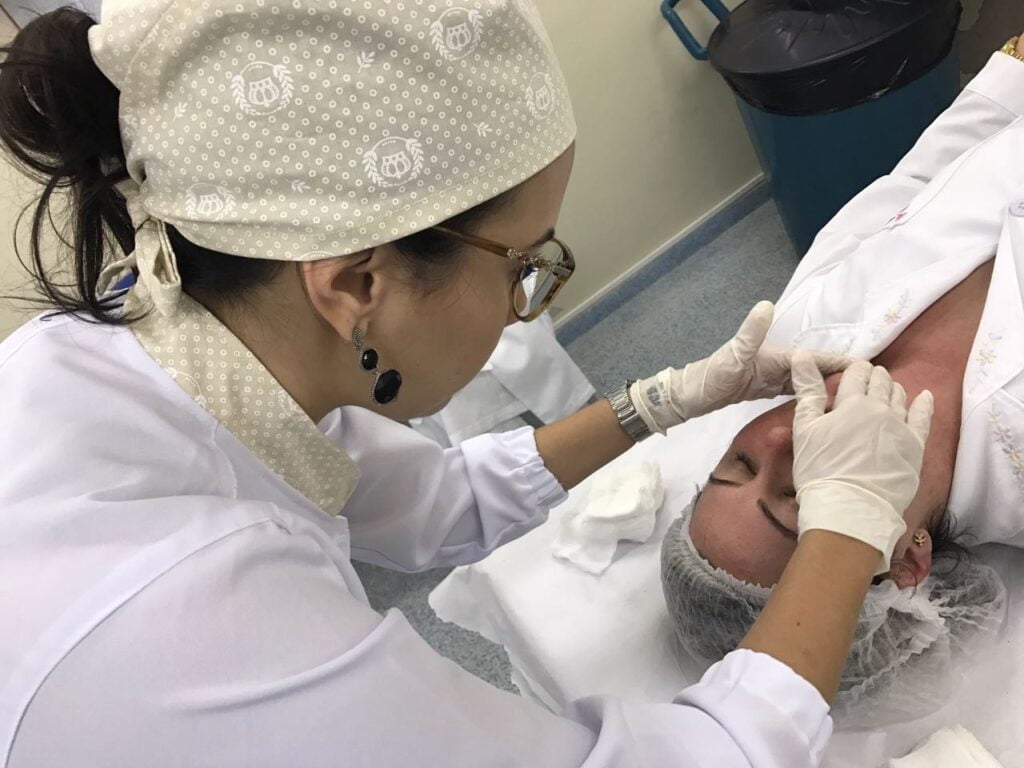 A turma 9 de Salvador-BA encerrou a pós-graduação em biomedicina estética do NEPUGA com chave de ouro, após um módulo de seminários clínicos intensivo e prático que abordou disciplinas como peelings, eletroterapia e procedimentos injetáveis. A comemoração foi marcada por champanhe e petiscos, e os pós-graduandos se sentiram preparados para o mercado de trabalho.