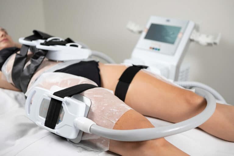 O mercado estético no Brasil tem crescido rapidamente, apesar da pandemia, e as oportunidades de trabalho para profissionais especializados na área têm aumentado. A busca por procedimentos estéticos para melhorar a autoestima e qualidade de vida é um fator principal para o crescimento do setor.