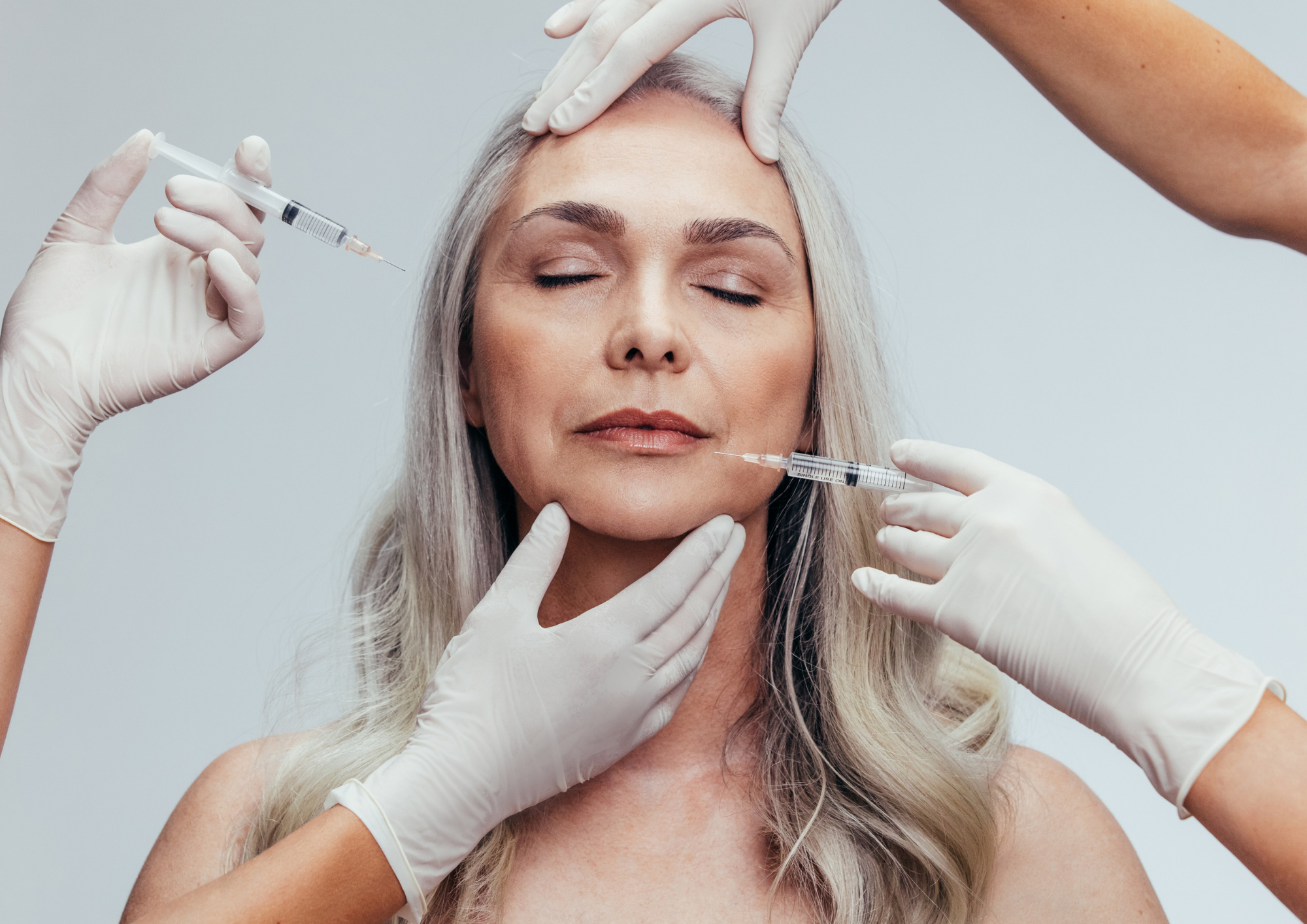 As 5 enzimas mais utilizadas na mesoterapia são Ácido Hialurônico, Silício, Vitamina C, Ácido Tranexâmico e Finasterida. Essas enzimas atuam na hidratação da pele, regeneração de colágeno, combate a radicais livres, tratamento de hipercromias e alopecia androgenética, entre outros efeitos benéficos para a saúde e beleza da pele.