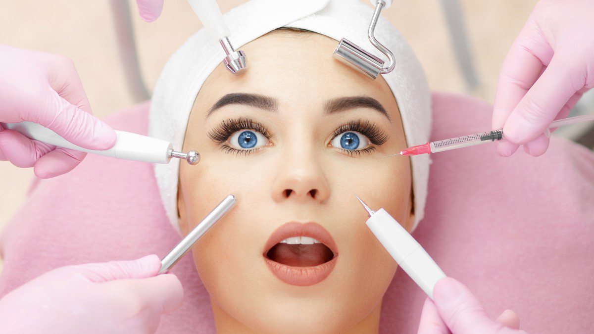 A biomedicina estética é uma especialidade que envolve procedimentos minimamente invasivos para melhorar a qualidade de vida dos pacientes, e oferece benefícios financeiros e emocionais para as biomédicas estetas. Para se tornar uma biomédica Esteta, é necessário ser graduada em biomedicina, realizar uma pós-graduação na área e obter o registro do Conselho Regional de Biomedicina.