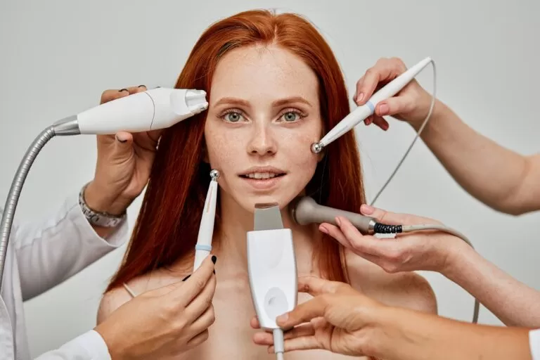 A saúde pública no Brasil está em crise devido à falta de recursos e ao envelhecimento da população, o que sobrecarrega o sistema público de saúde. A prática da Saúde Preventiva, especialmente tratamentos Antiaging, pode reverter esse quadro ao prevenir doenças e melhorar a qualidade de vida dos pacientes, reduzindo a demanda pelo sistema público e oferecendo benefícios para a população, o governo e os profissionais da saúde.