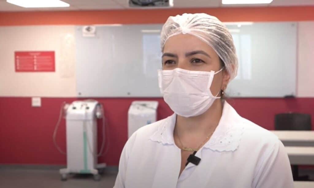 O mercado para profissionais de biomedicina está em crescimento, especialmente na área de estética, que visa promover saúde e bem-estar através da beleza. Para trabalhar nessa área, é necessário ter uma qualificação em biomedicina estética, que pode ser obtida mediante especialização ou pós-graduação lato sensu em biomedicina estética.