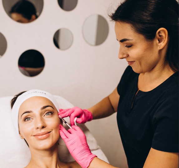 Conheça as principais intercorrências na Biomedicina Estética, fatores de risco, medidas preventivas e a importância do preparo profissional para atuar com mais segurança.