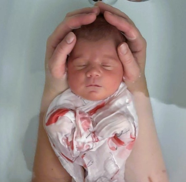 bébé et mains de Cyrielle