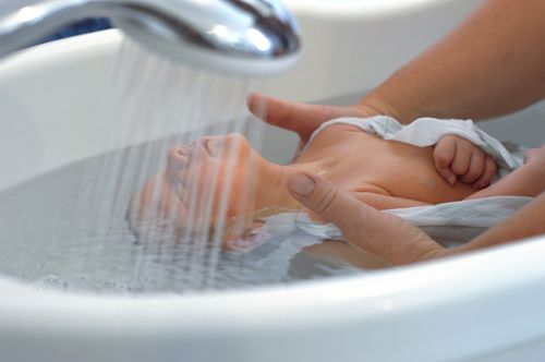 un bébé endormi dans l'eau