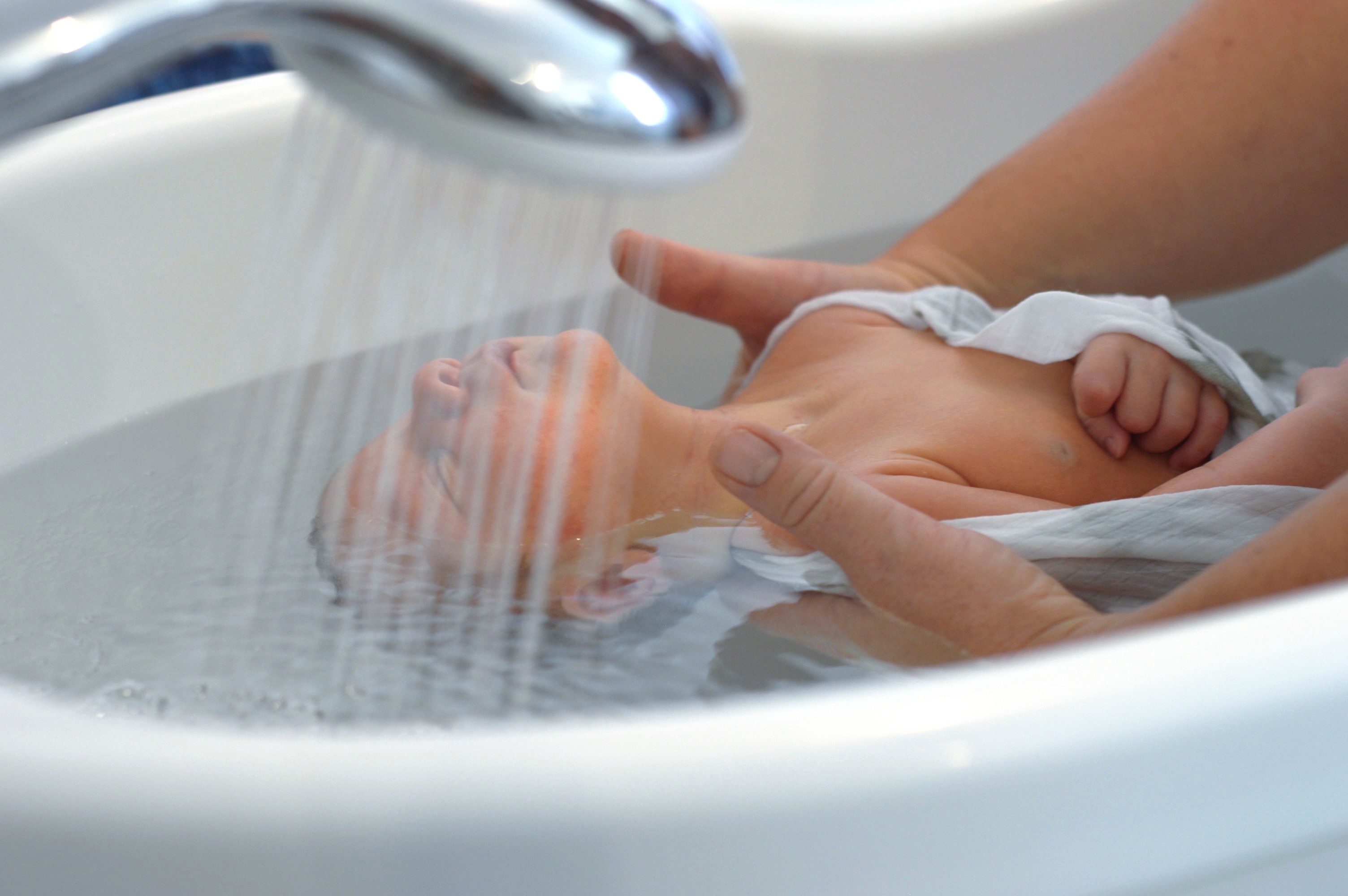 un bébé endormi dans l'eau